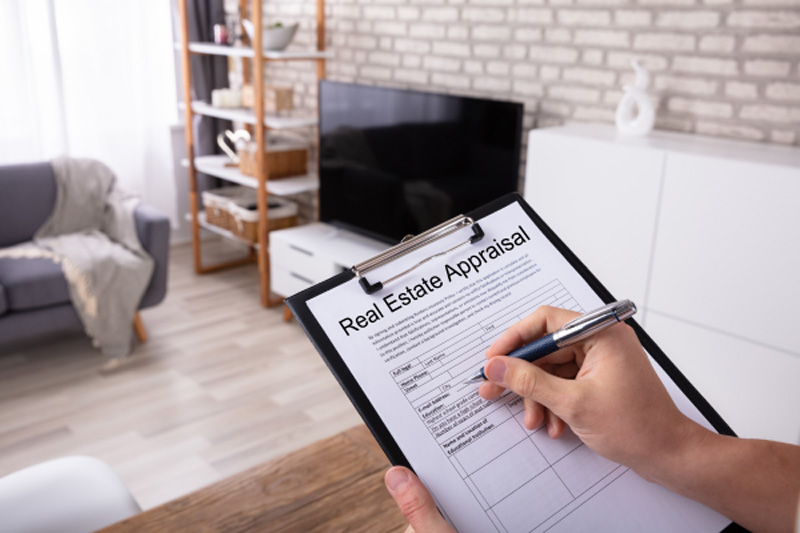 Immobilienmakler Eschersheim hält Klemmbrett in der Hand um Immobilie zu bewerten